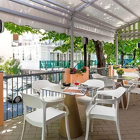 Hotel Tres Jolie